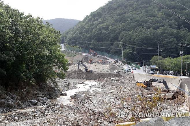 포항 냉천 복구 (포항=연합뉴스) 손대성 기자 = 15일 경북 포항시 남구 오천읍 오어지 하류에서 작업자들이 중장비를 동원해 태풍 힌남노로 심하게 부서진 하천 주변을 복구하고 있다. 2022.9.15 sds123@yna.co.kr