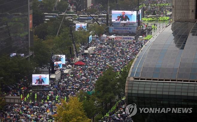 개천절 서울 도심 대규모 집회 (서울=연합뉴스) 김인철 기자 = 개천절인 3일 오후 서울 종로구 광화문 세종대로 사거리 일대에서 자유통일당 등 보수단체가 집회를 하고 있다. 2022.10.3 yatoya@yna.co.kr