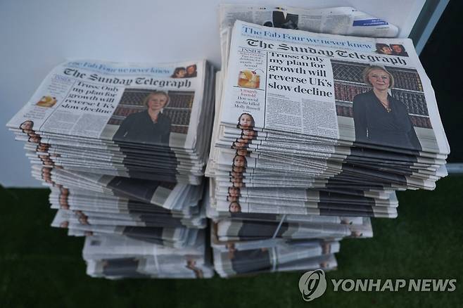 트러스 총리의 모습이 실린 영국 현지 신문 [로이터 연합뉴스 자료사진. 재판매 및 DB 금지]