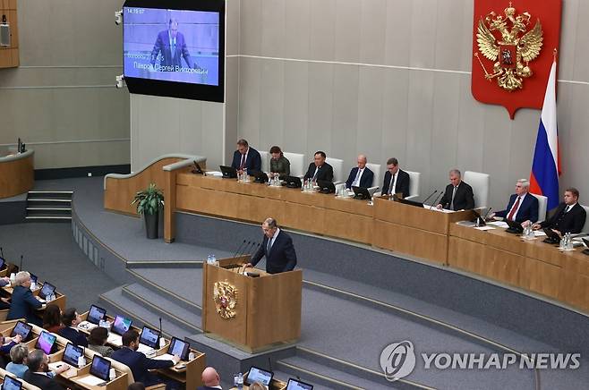 우크라 점령지 합병조약 논의 위해 소집된 러시아 하원 (모스크바 타스=연합뉴스) 러시아 하원(국가두마)이 3일(현지시간) 우크라이나 내 4개 지역 점령지와의 합병 조약을 만장일치로 비준했다. 조약 비준 이후 세르게이 라브로프 외무장관이 연설하고 있다. 2022.10.3 photo@yna.co.kr