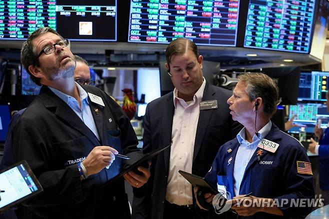 NYSE 입회장에 트레이더들의 모습 [연합뉴스 자료사진]
