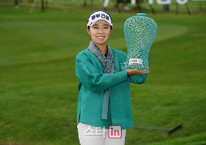 김수지가 KLPGA 투어 하나금융그룹 챔피언십에서 2주 연속 우승에 성공한 뒤 트로피를 들어 올리며 환하게 웃고 있다. (사진=이데일리 골프in 조원범 기자)