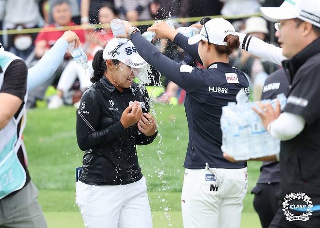 김수지가 동료들로부터 물 세례를 받으며 우승 축하를 받고 있다.(사진=KLPGA 제공)