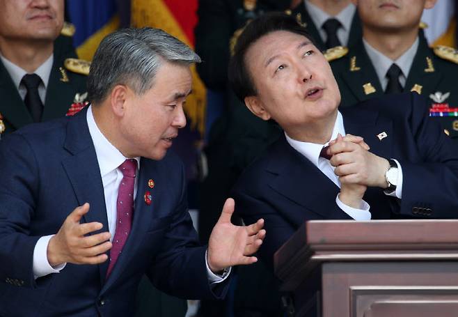 윤석열 대통령이 1일 충남 계룡대에서 열린 건군 제74주년 국군의 날 기념식에서 공중전력 축하비행에 박수 보내며 이종섭 국방부 장관과 대화하고 있다. 사진=뉴시스