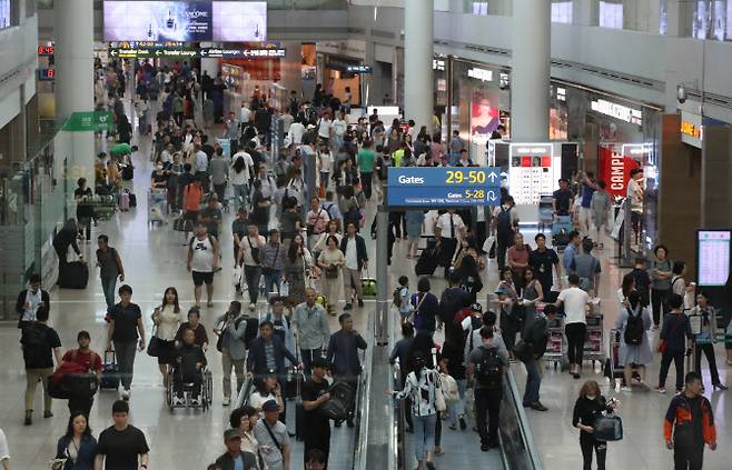 해외 여행객으로 붐비는 인천공항(사진=연합뉴스)