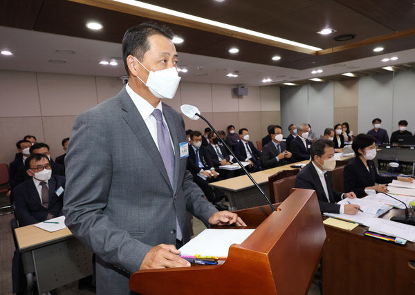 4일 오후 세종시 정부세종청사에서 열린 국회 환경노동위원회의 환경부 등에 대한 국정감사에서 증인으로 출석한 송호섭 스타벅스코리아 대표이사가 더불어민주당 소속 이수진 의원 질의에 답변하고 있다. (사진=연합뉴스)