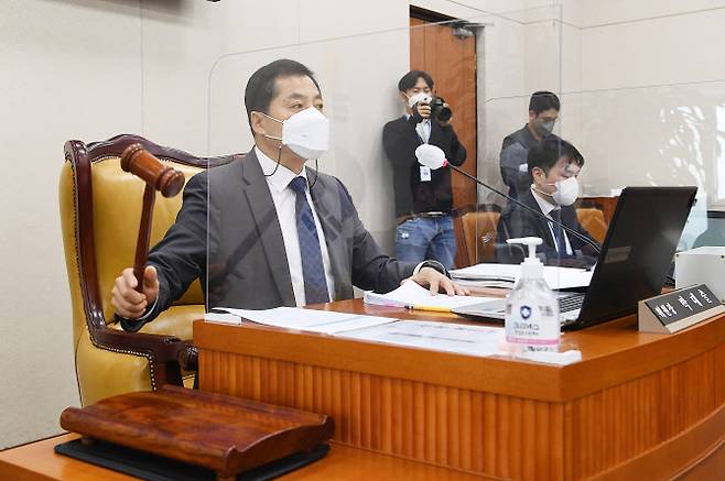 4일 국회 기획재정위원회에서 열린 국정감사에서 박대출 위원장이 의사봉을 두드리고 있다. (사진 = 국회 사진기자단)