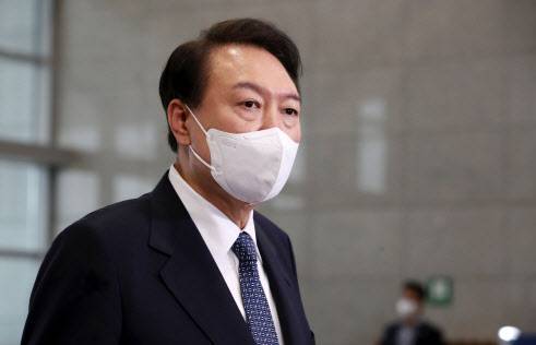 윤석열 대통령이 4일 오전 서울 용산 대통령실 청사로 출근, 취재진의 질문에 답하고 있다.(사진=연합뉴스)