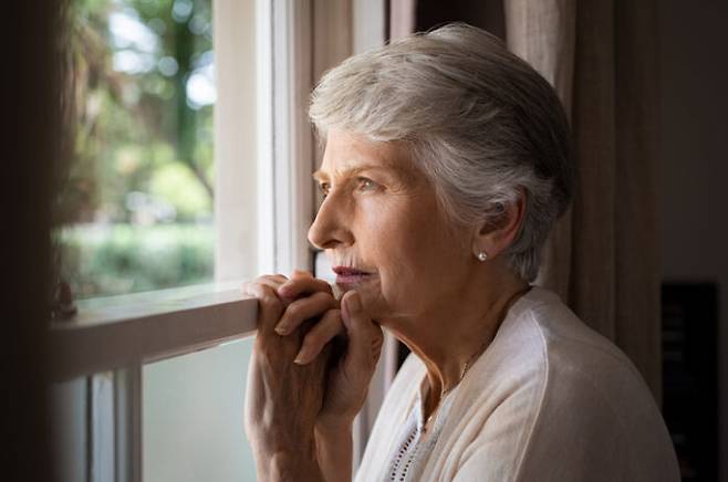 알츠하이머병 진단을 받은 65세 이상 성인은 치매에 걸리지 않은 노인에 비해 자살로 사망할 확률이 2배 높았다. [사진=게티이미지뱅크]