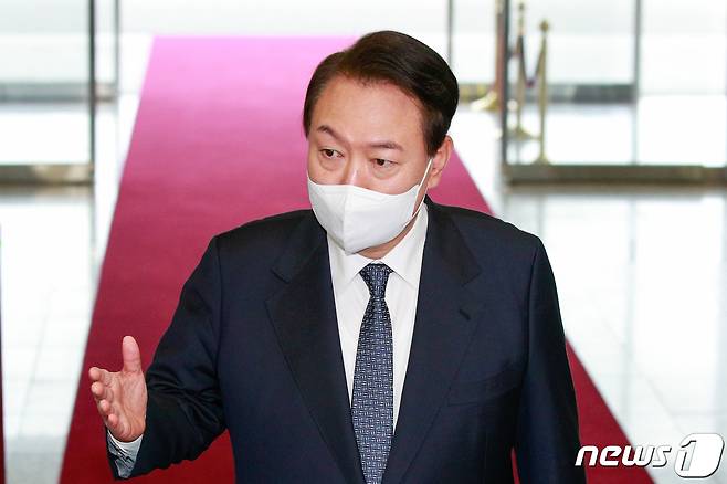 윤석열 대통령이 4일 오전 용산 대통령실에서 기자들과 출근길 문답(도어스테핑)을 하고 있다. 2022.10.4/뉴스1 ⓒ News1 안은나 기자