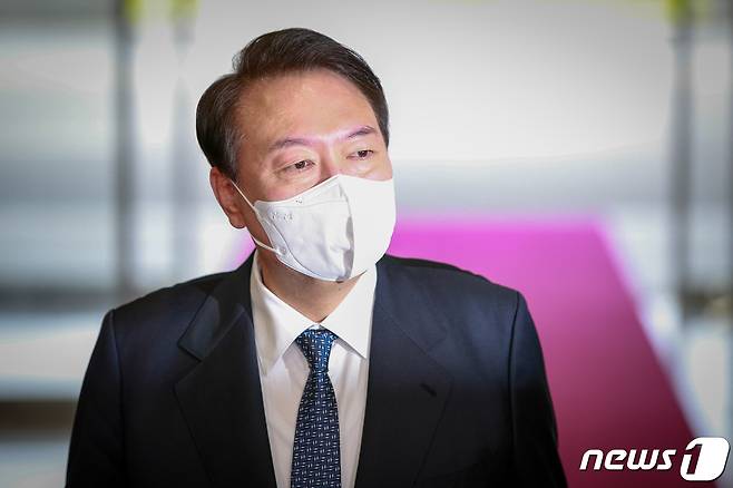 윤석열 대통령이 4일 오전 용산 대통령실로 출근하고 있다. 2022.10.4/뉴스1 ⓒ News1 안은나 기자