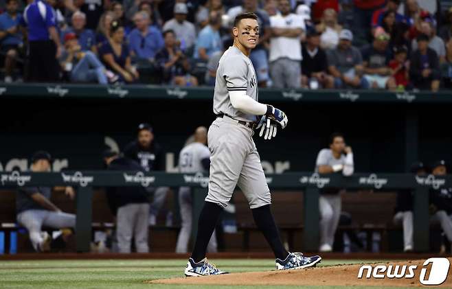 애런 저지(뉴욕 양키스)가 4일(한국시간) 열린 텍사스 레인저스전에서 3회 더블플레이를 기록한 뒤 아쉬워하고 있다. ⓒ AFP=뉴스1