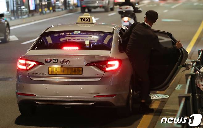 26일 저녁 서울 종각역 부근에서 한 시민이 택시를 이용하고 있다. 2022.4.26/뉴스1 ⓒ News1 박세연 기자