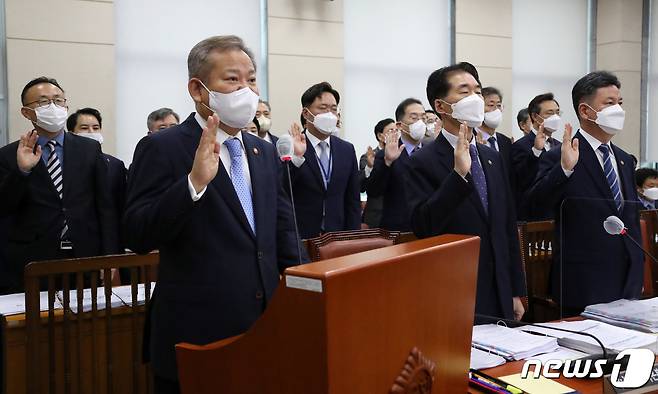 이상민 행정안전부 장관을 비롯한 행안부 간부들이 4일 서울 여의도 국회에서 열린 행정안전위원회 국정감사에서 증인 선서를 하고 있다. (공동취재) 2022.10.4/뉴스1 ⓒ News1 유승관 기자