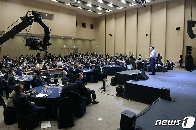 최민호 세종시장이 4일 정부세종컨벤션센터에서 열린 미래전략비전 선포식에서 ‘미래전략수도로서의 세종’ 완성을 위한 5대 추진 목표와 20개 세부 핵심과제를 발표하고 있다. (세종시 제공) /뉴스1