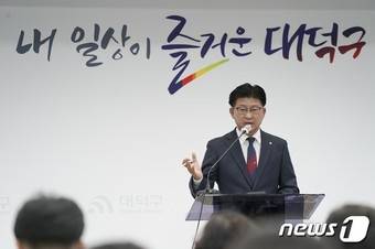 최충규 대전 대덕구청장이 4일 구청 대회의실에서 민선8기 취임 100일을 맞아 그간의 성과와 미래 비전을 제시하고 있다. (대전 대덕구 제공)/뉴스1