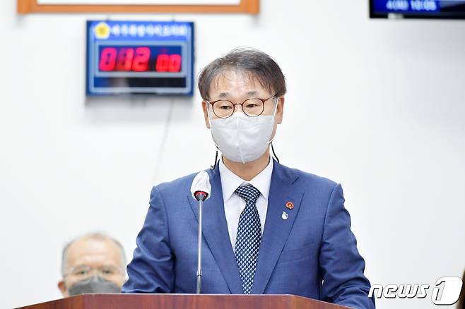 양덕순 제주연구원장 예정자가 4일 제주도의회 행정자치위원회에서 열린 인사청문회에서 발언하고 있다.(제주도의회 제공)2022.10.4/뉴스1