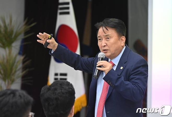 4일 김영환 충북지사가 음성군을 방문해 레이크파크 르네상스 사업에 대해 설명하고 있다.(음성군 제공)2022.10.4/뉴스1