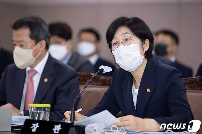한화진 환경부 장관이 4일 정부세종청사 대회의실에서 열린 국회 환경노동위원회의 국정감사에 출석해 의원들의 질문에 답변을 하고 있다.(환경부 제공) 2022.10.04/뉴스1 ⓒ News1 황덕현 기자