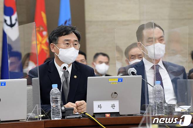 신범철 국방부 차관(왼쪽)이 4일 오후 서울 용산구 국방부 청사에서 열린 국회 국방위원회의 국방부 등에 대한 국정감사에서 김병주 민주당 의원 질의에 답변하고 있다. 2022.10.4/뉴스1 ⓒ News1 국회사진취재단