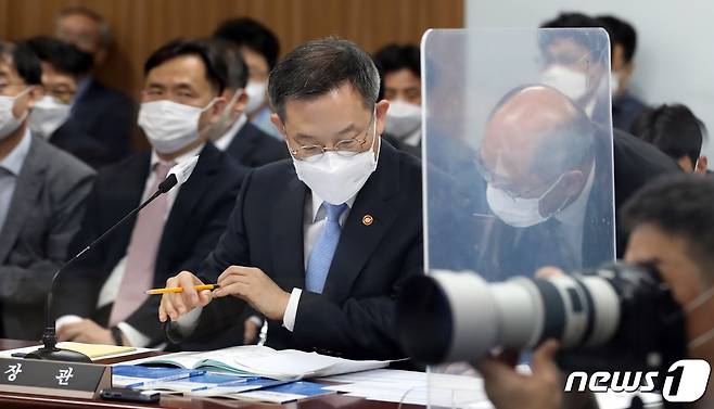 이종호 과학기술정보통신부 장관이 4일 오전 정부세종청사에서 열린 국회 과학기술정보방송통신위원회의 과학기술정보통신부, 우정사업본부 등에 대한 국정감사에서 직원들과 숙의하며 국감 준비를 하고 있다. 2022.10.4/뉴스1 ⓒ News1 김기남 기자
