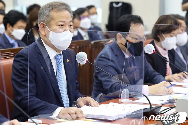 이상민 행정안전부 장관이 4일 오전 서울 여의도 국회에서 열린 행정안전위원회 국정감사에서 질의에 답변하고 있다. (공동취재) 2022.10.4/뉴스1 ⓒ News1 유승관 기자