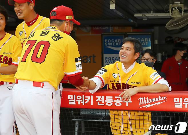 정용진 SSG랜더스 구단주가 5일 오후 인천 SSG랜더스필드에서 진행된 '2022 신한은행 SOL KBO 리그' 롯데-SSG의 경기에 앞서 더그아웃을 찾아 이날 생일을 맞은 김원형 감독과 인사를 나누고 있다. (SSG랜더스 제공) 2022.7.5/뉴스1