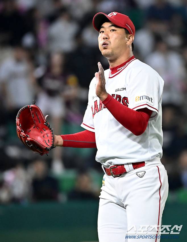 2022 KBO리그 키움 히어로즈와 SSG 랜더스의 경기가 29일 인천SSG랜더스필드에서 열렸다. 6회초 SSG 김광현이 키움 푸이그를 내야땅볼로 처리한 후 기뻐하고 있다. 인천=허상욱 기자wook@sportschosun.com/2022.09.29/