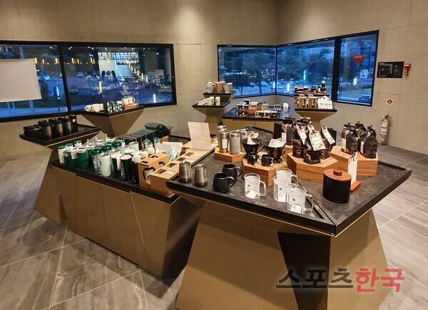 스타벅스 매장에 텀블러 등이 진열 돼 있다. 사진=임현지 기자