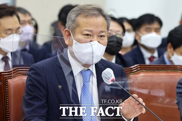 이상민 행안부 장관은 밀정 의혹이 불거진 김순호 경찰국장을 유임하겠다는 뜻을 명확히했고, '검수원복' 시행령 반대의견을 낸 경찰청에 대해 "판단 권한이 없다"며 일축했다./뉴시스