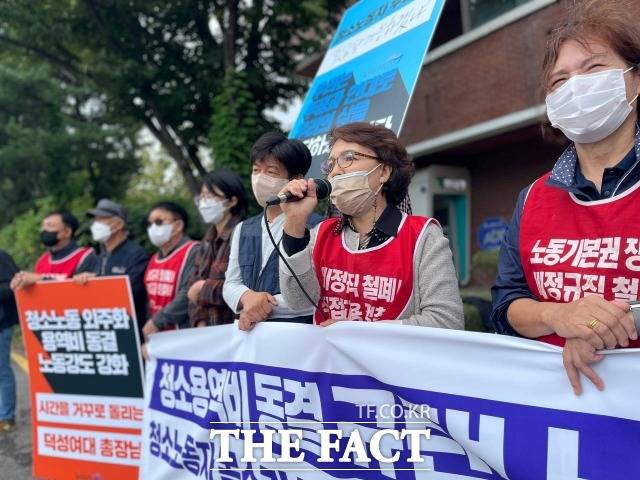 지난해 겨울부터 시작된 대학 청소노동자들의 처우개선 요구가 마무리되지 않고 있다. 사진은 4일 진행된 "청소노동자 목소리 짓밟은 덕성여대 ‘우리는 가만히 있지 않겠다’" 기자회견./공공운수노조 서울지역공공서비스지부