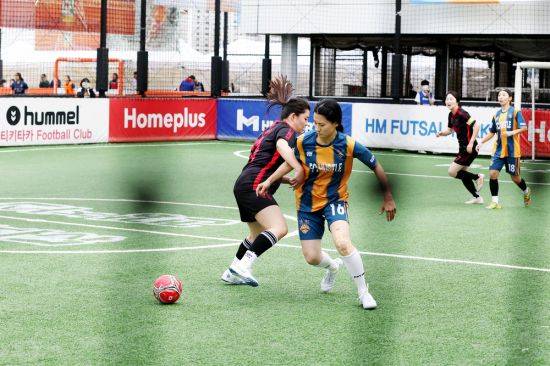 홈플러스 동대문점 풋살장에서 여자 풋살대회가 진행되고 있다.