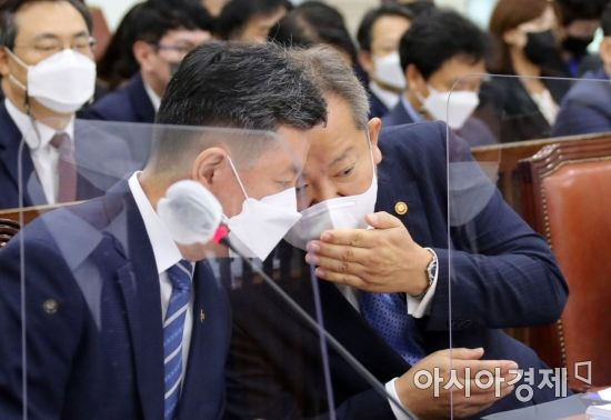 이상민 행정안전부장관이 4일 국회에서 열린 행정안전부에 대한 국정감사에 출석, 감사 시작에 앞서 한창섭 차관과 이야기를 나누고 있다./윤동주 기자 doso7@