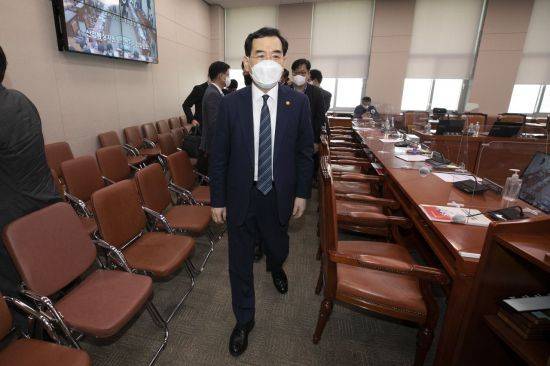 감사장 나서는 이창양 산업통상자원부 장관
    (서울=연합뉴스) 하사헌 기자 = 이창양 산업통상자원부 장관이 4일 오전 서울 여의도 국회에서 열린 산업통상자원중소벤처기업위원회 국정감사에서 오전 감사가 정회 된 후 감사장을 나서고 있다. 2022.10.4 [국회사진기자단]
    toadboy@yna.co.kr
(끝)


＜저작권자(c) 연합뉴스, 무단 전재-재배포 금지＞