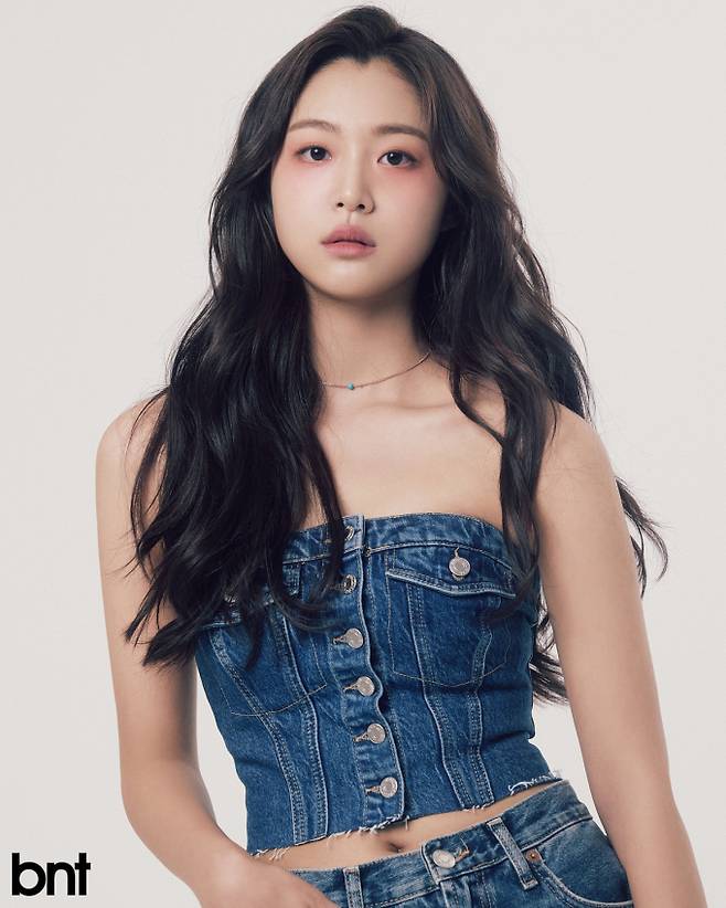 의상은 모두 자라, 네크리스는 쥬얼리빡스 제품.