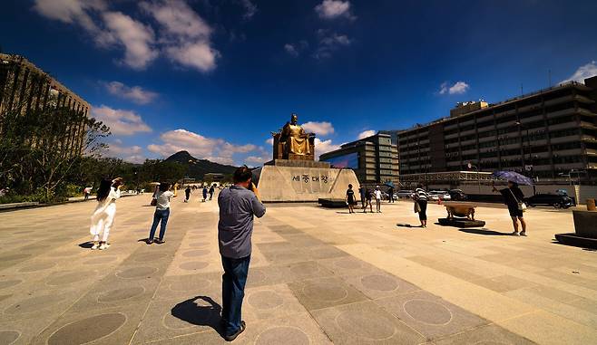 2022년 여름 광화문광장. 1000억원의 국민 세금을 들여 새로 꾸몄지만  역사성과 과학성은 무시됐다./박종인 기자 촬영