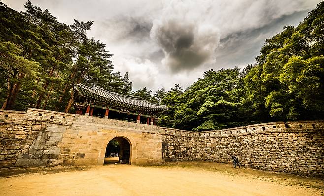문경새재 2관문 ‘조곡관(鳥谷關)’. 1592년 4월 26일 임진왜란 개전 보름이 못돼 새재를 무혈통과한 고니시 유키나가 부대가 한성에 임박하자 사흘 뒤 선조는 평안도 최북단인 의주로 도주했다. 선조는 류성룡 등 신료에 의해서가 아니라 “여진족 지역 폐기된 관아 건물에 수용하겠다”는 명나라의 실질적인 망명 거부 통보를 받고 망명을 포기했다. 조곡관은 1594년 류성룡 건의에 의해 충주사람 신충원에 의해 건축됐다./박종인 기자 촬영