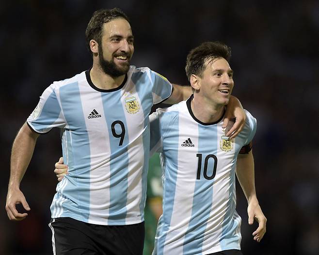 아르헨티나의 곤살로 이과인(왼쪽)이 2016년 3월 볼리비아와의 러시아 월드컵 예선에서 리오넬 메시와 함께 팀의 득점을 기뻐하는 모습. /AFP 연합뉴스