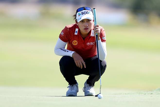 태국의 아타야 티띠꾼이 지난 2일 미국 텍사스주 콜로니의 올드 아메리칸 골프클럽에서 열린 LPGA 투어 어센던트 LPGA 3라운드 17번홀 그린에서 퍼팅 라인을 읽고 있다./AFP 연합뉴스