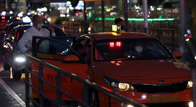 서울역 택시승강장에서 시민들이 택시를 타고 있다. /연합뉴스