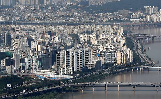 서울 송파구 롯데월드타워 서울스카이에서 바라본 강남 아파트 단지 모습. /뉴스1