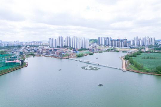 도심 친수공간으로 탈바꿈한 천안 성성호수공원이 복합문화예술공간으로 또한번 변신을 시도한다. 사진은 성성호수공원 전경. 사진=천안시 제공