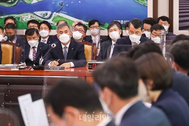LH는 지난 8월 김현준 전 사장이 물러난 이후 아직도 수장이 공석인 관계로 사장 직무대행인 이정관 부사장이 대신 국회에 출석해 의원들 질문에 답했다.ⓒ데일리안 박항구 기자