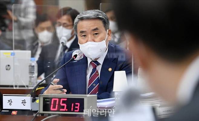 윤석열 정부 첫 국정감사가 4일 시작된 가운데 서울 용산구 국방부에서 국회 국방위원회 국정감사가 열리고 있다. 이종섭 국방부 장관이 자료를 검토하고 있다. ⓒ국회사진취재단