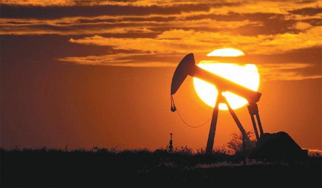 사우디아라비아와 러시아가 주축이 된 산유국협의체  ‘OPEC+ ’가 원유 생산량을 대폭 줄일 것으로 예상되면서 2일(현지 시간) 국제 유가가 급등했다. AP 뉴시스
