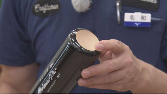 나와 타미오 씨가 올 시즌 도중 배트 헤드 안쪽을 더 파내는 변화를 준 무라카미 무네타가의 방망이를 들어보이고 있다. 도카이TV 캡처