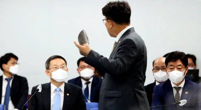 4일 오전 정부세종청사에서 열린 국회 과학기술정보방송통신위원회의 과학기술정보통신부, 우정사업본부 등에 대한 국정감사에서 의원들이 노트북에서  업무보고 파일을 찾기 힘들다는 지적에 정회된 후 국민의 힘 권성동 의원(가운데)이 이종호 과기정통부 장관에게 
관련 사항을 전달하고 있다. 2022.10.4 뉴스1