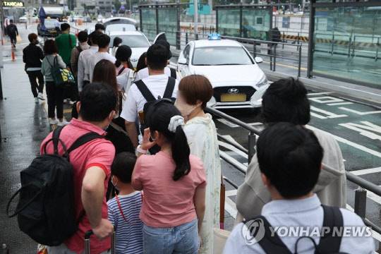 서울 중구 택시 승강장.



<사진=연합뉴스>