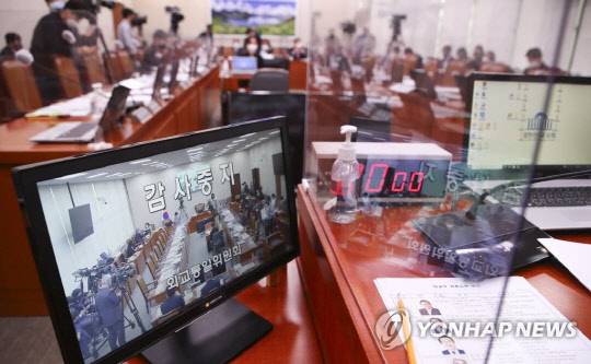 4일 오전 국회 외교통일위원회에서 열린 외교부 등에 대한 국정감사가 박진 외교부 장관의 퇴장 문제를 놓고 여야 간 대립으로 파행되고 있다. <연합뉴스>