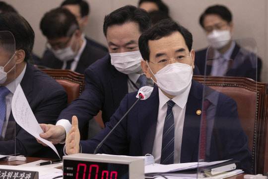 이창양 산업통상자원부 장관이 4일 서울 여의도 국회에서 열린 산업통상자원중소벤처기업위원회 국정감사에서 의원들의 질의에 답변하고 있다. <연합뉴스>